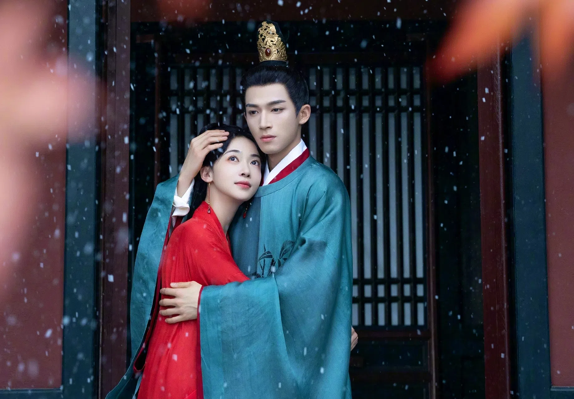 吴谨言（左）和王星越主演的《墨雨云间》是一个长剧短剧化的实验性作品。（互联网）