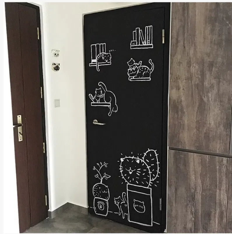 有屋主不必遮盖防空壕，但利用钢门可吸附磁铁的特性，把钢门油漆成黑色打造成家庭布告板，就能贴上磁铁、便利贴和照片等装饰品。（Stacked）