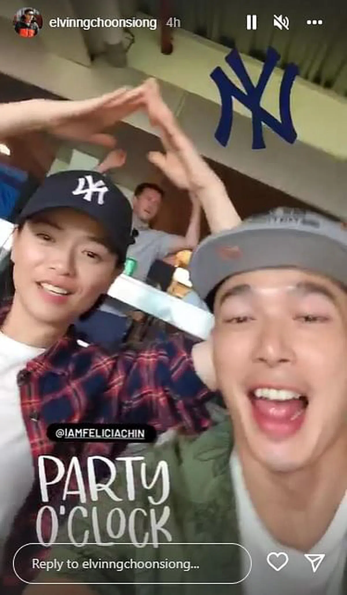 陈凤玲和黄俊雄在纽约看棒球赛。（取自IG）