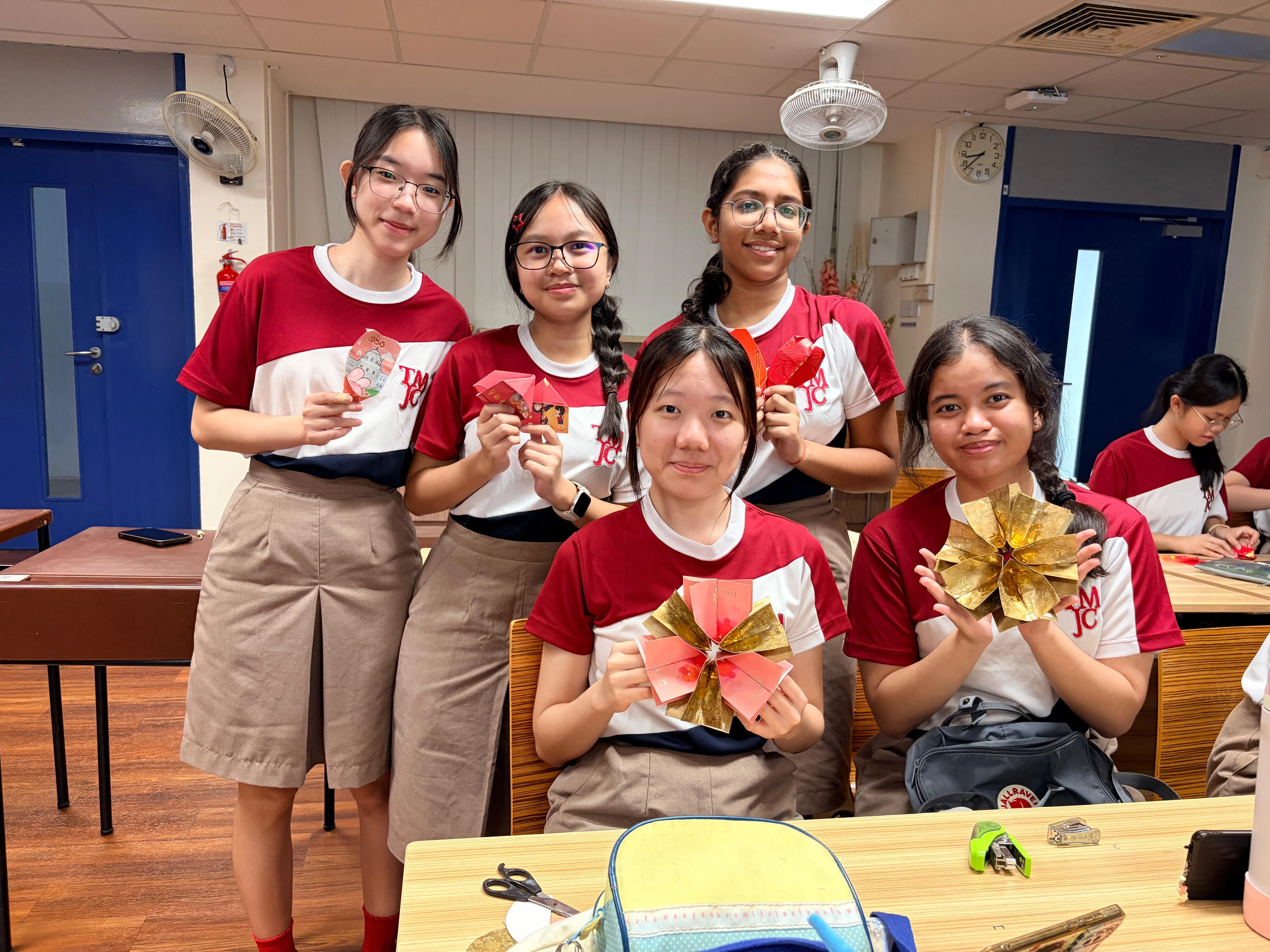 淡美初院高一学生亲手制作新年装饰品。（淡美初院摄影俱乐部提供）