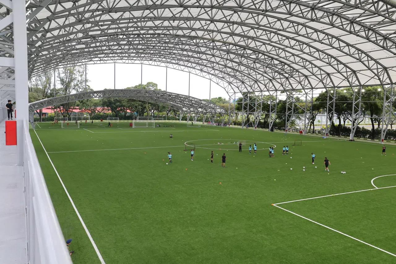 加冷足球中心的有盖球场是国家发展中心小球员的新训练场地。（邬福梁摄）