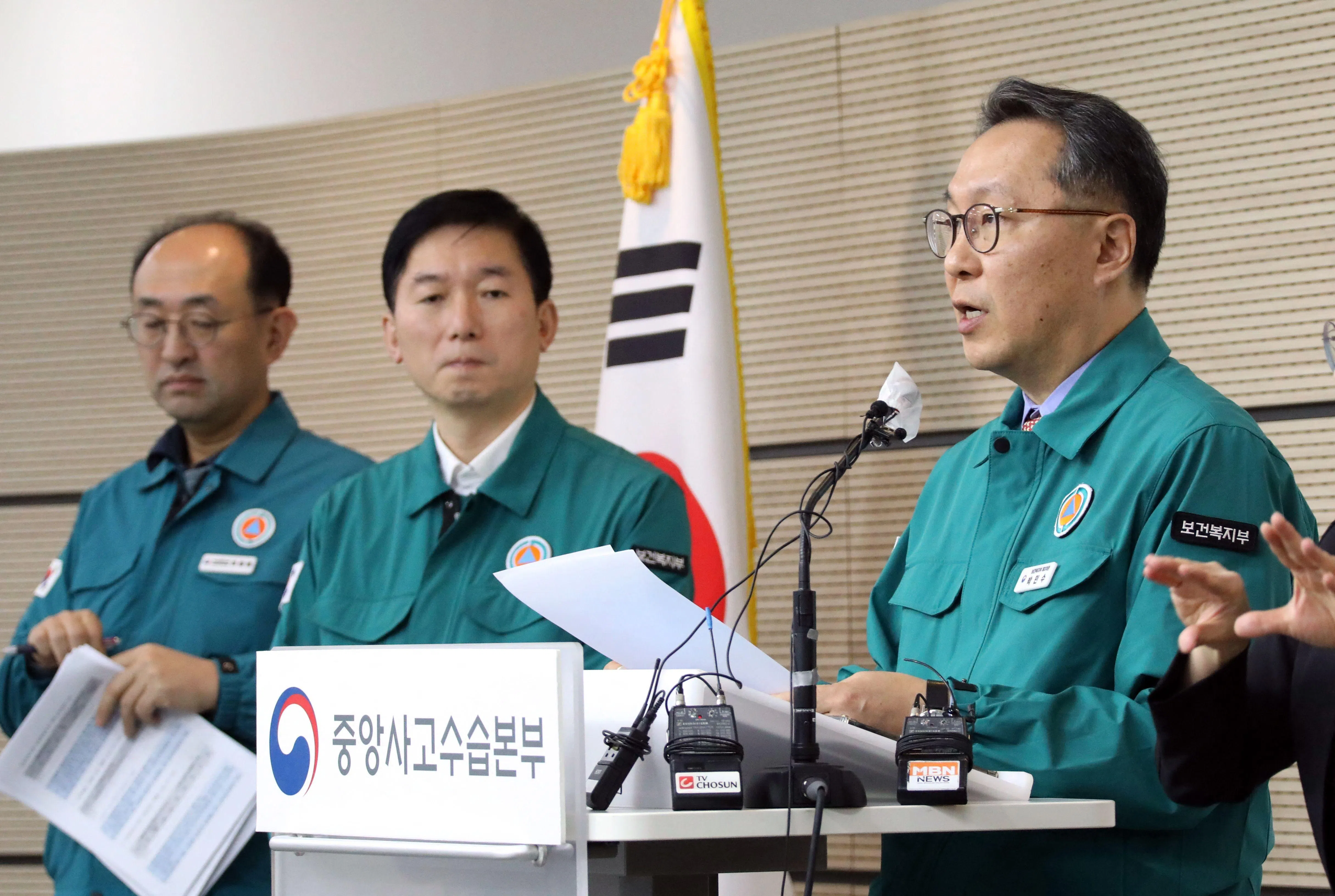 韩国保健福祉部副部长朴敏守（右）星期一（19日）在新闻发布会上向医生发布守岗诊疗的命令。（法新社）