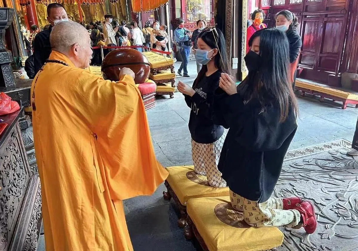 By2在普陀山上拜佛被民众巧遇。（取自微博）