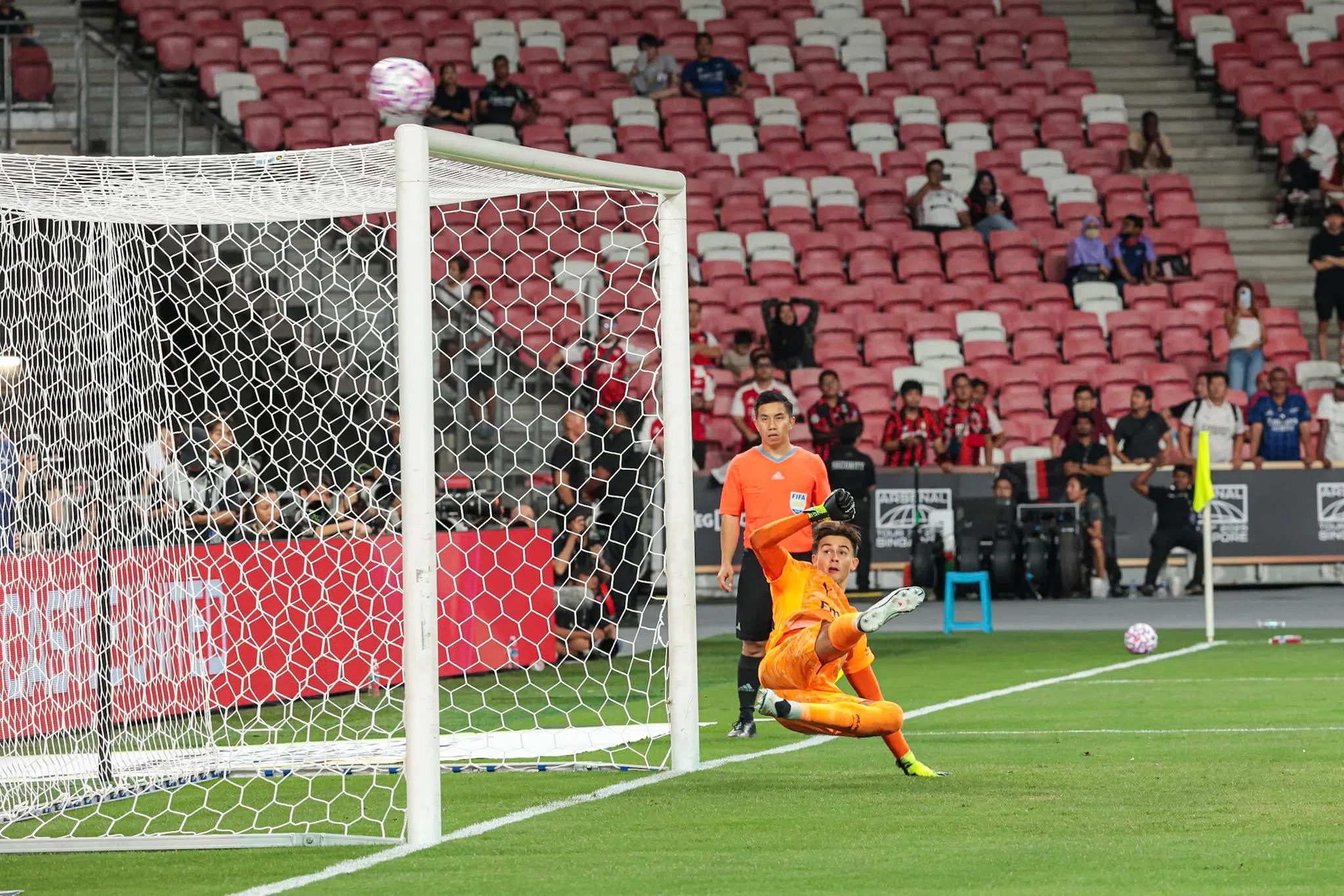 体米年轻门将托里亚尼（图）在点球战扑出三个点球，表现出色。图为阿申纳小将萨尔曼将球踢飞的一刻。（李冠卫摄）