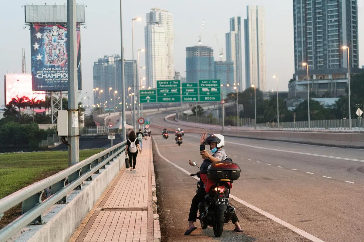驾驶私家车和电单车出境的车辆相当少，直到早晨7时许才开始增加。（蔡家增摄）