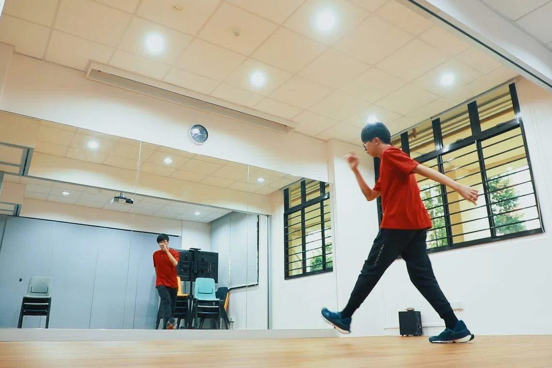 苏永胜在积极接受治疗后，回归正常生活，也重拾对跳舞的热爱。（视频截图）