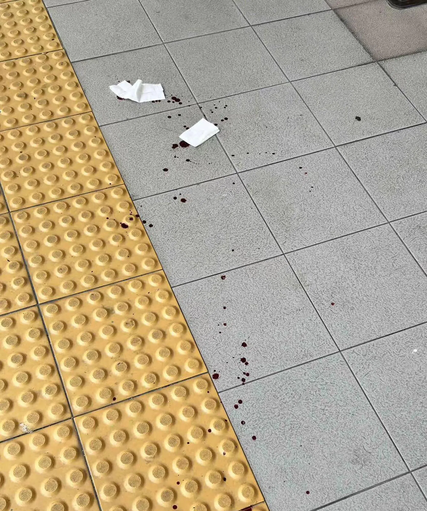 目击者拍到警方拉起警戒线，现场血迹斑斑。（取自小红书）