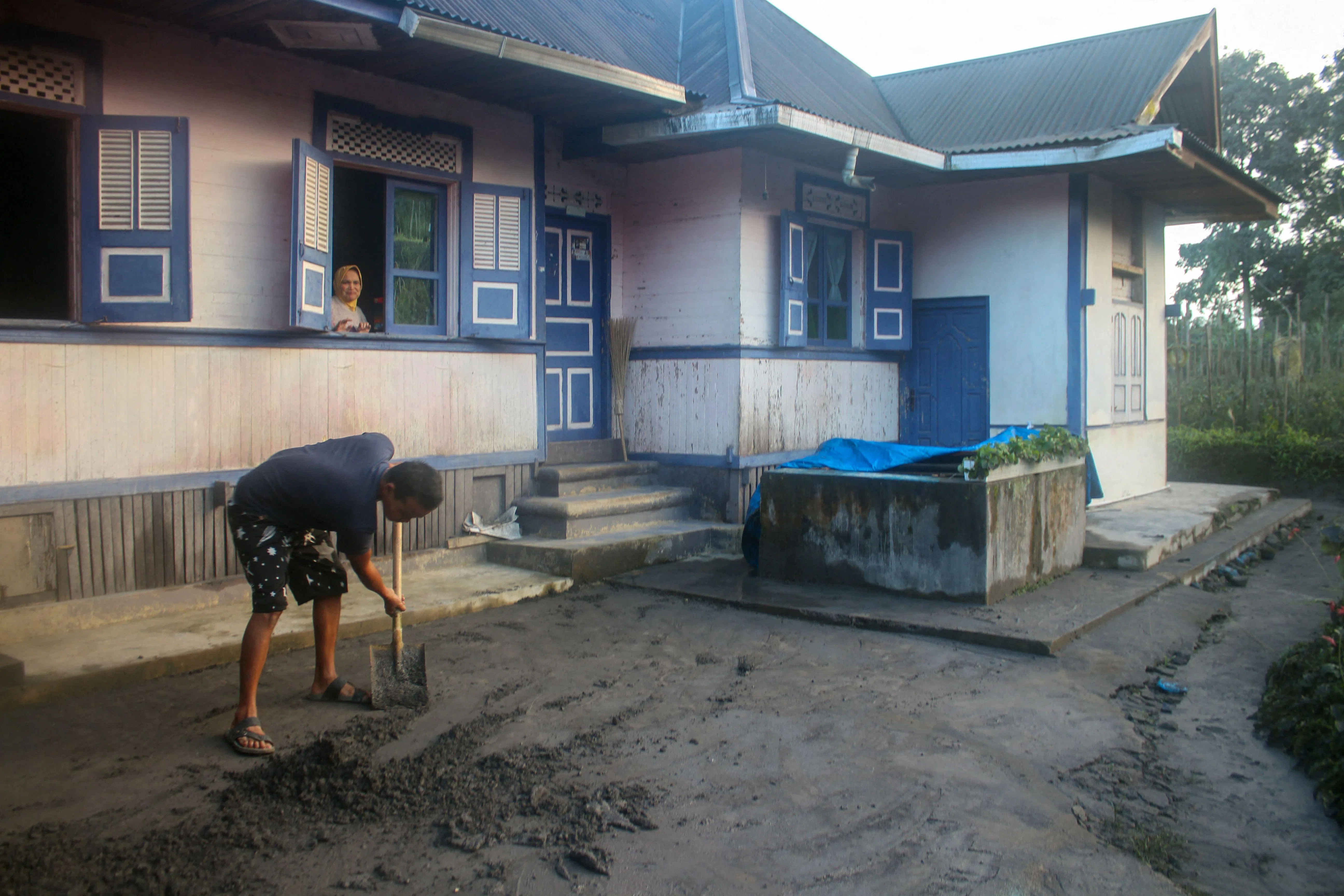 马拉皮火山喷发后，12月5日的照片显示，西苏门答腊岛阿加姆（Agam）的拉西村积着厚厚的火山灰。（法新社）