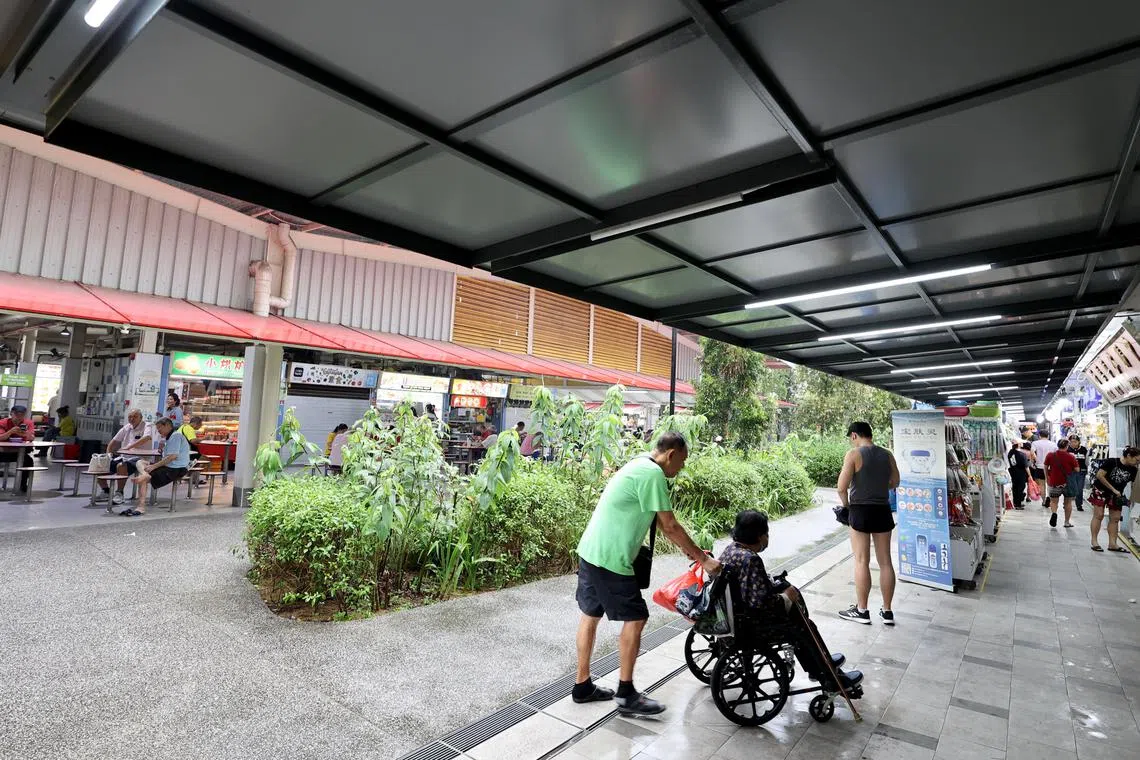  熟食中心周围的商店外也冷清。（庄耿闻摄）