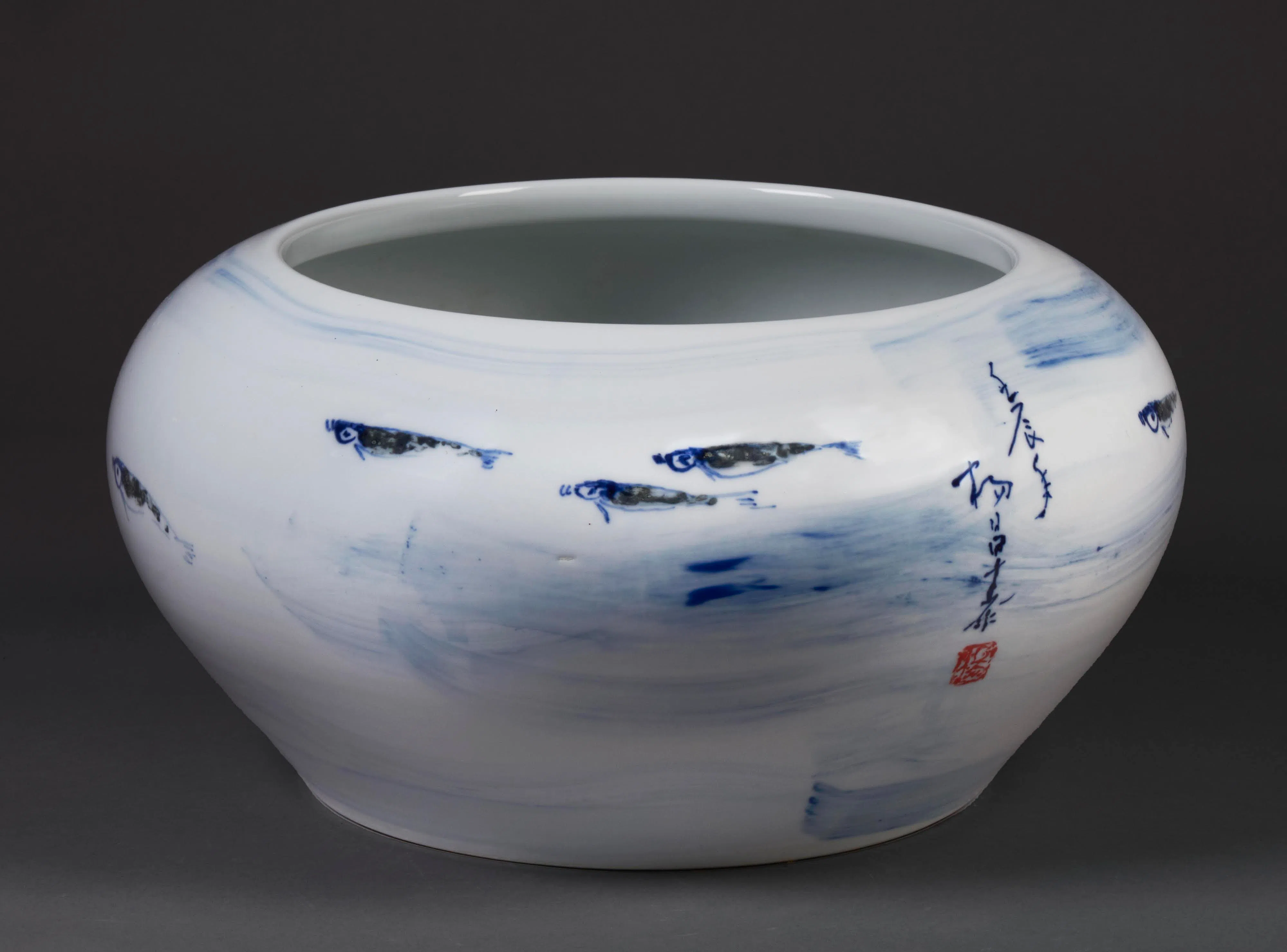 书法家杨昌泰举办陶瓷书法展，展出书法瓷器《游鱼乐图》。（杨昌泰提供）