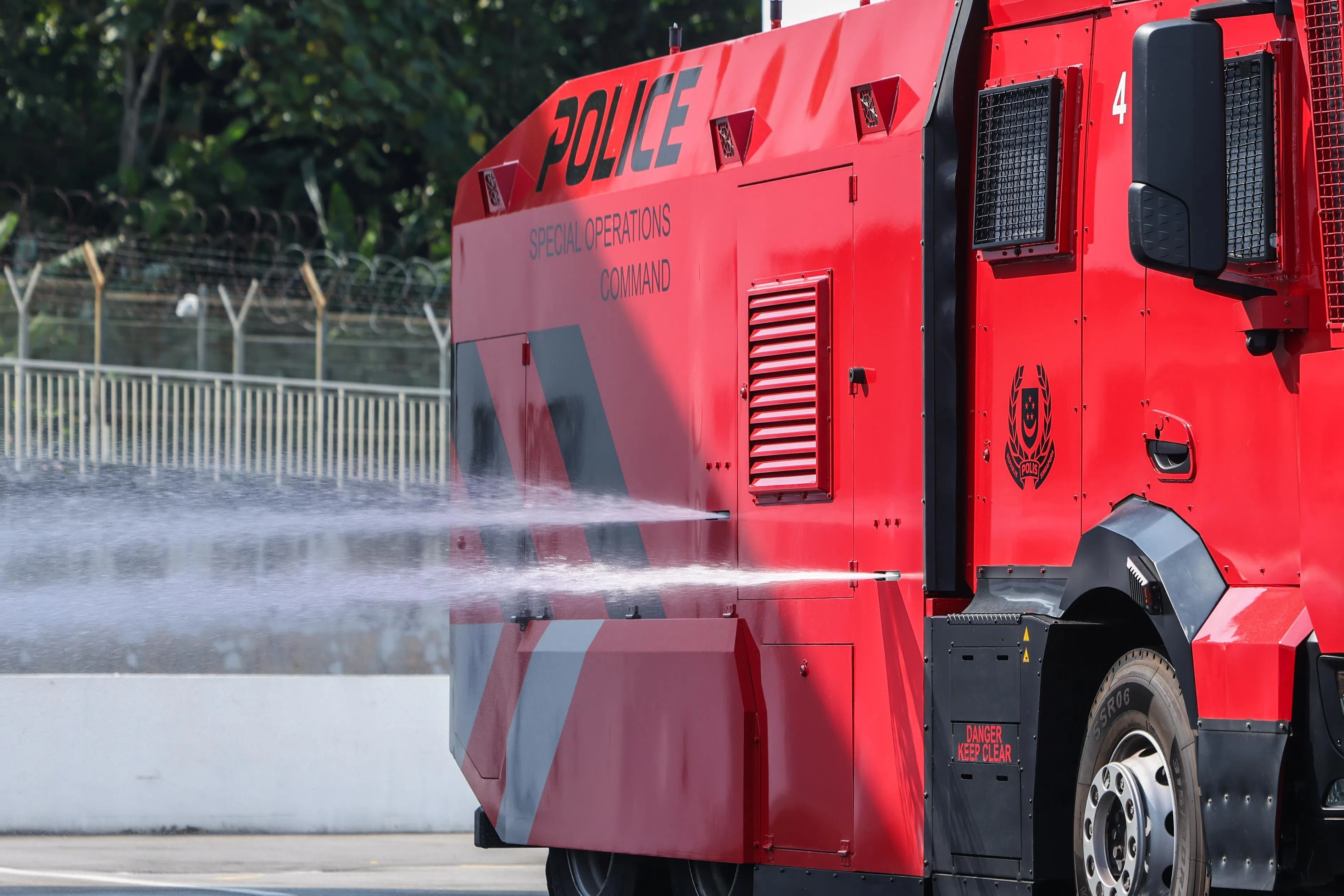 新一代水炮车的左右两侧都能够喷射水柱。（白艳琳摄）