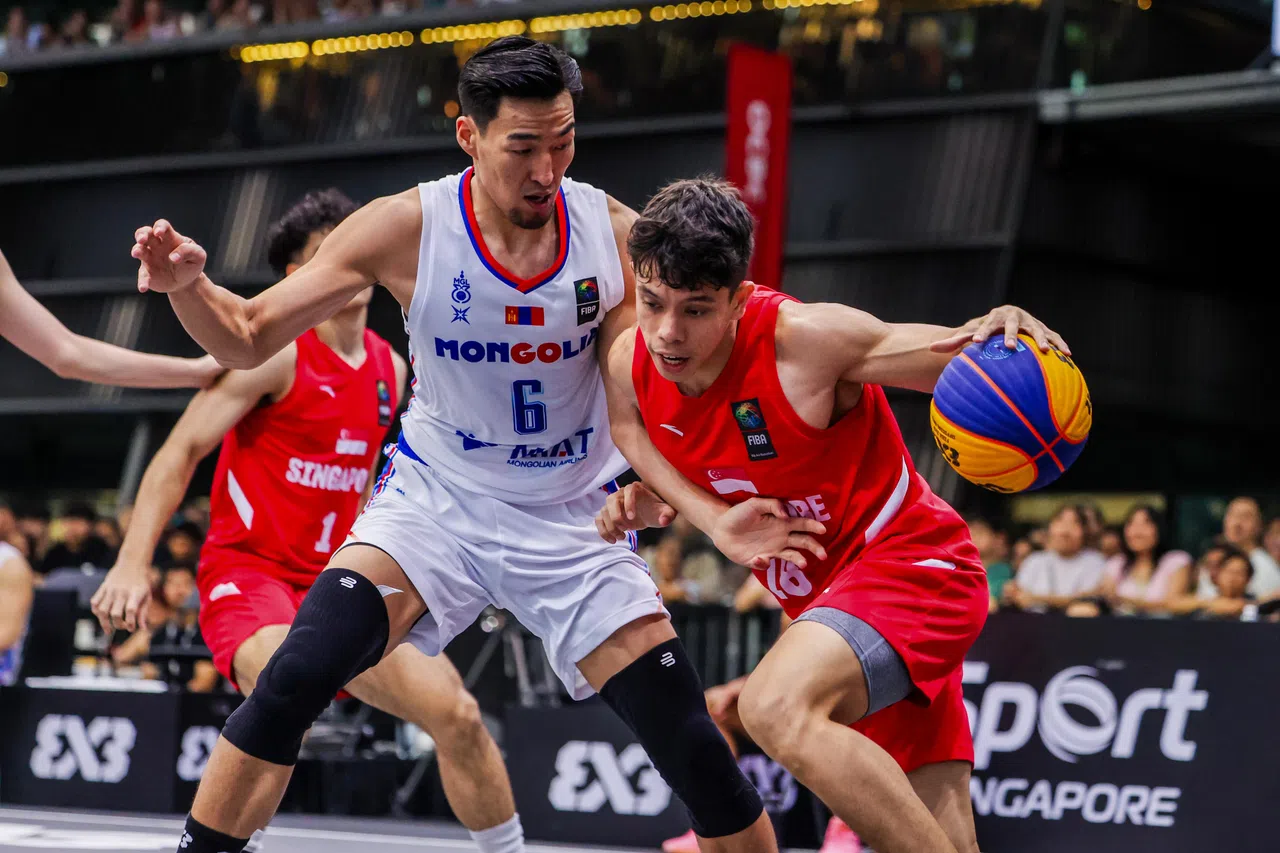 面对几乎比自己高出一个头的蒙古球员，我国年轻球员埃斯皮诺萨（Espinosa，红衣）拿出初生之犊不畏虎的精神，表现得敢拼敢抢。（白艳琳摄）