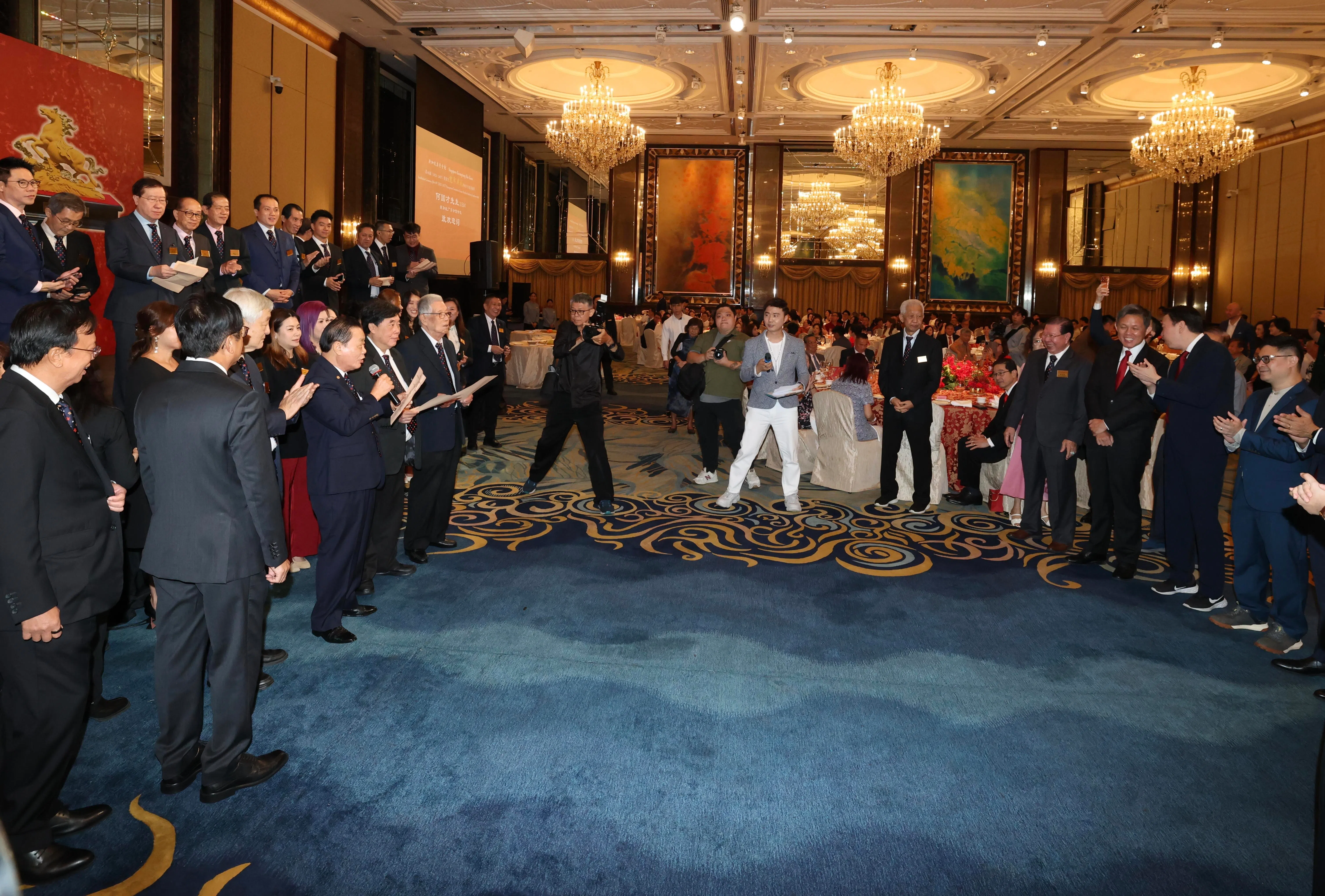 广东会馆新董事会宣誓就职礼由公共服务统筹部长兼国防部长陈振声（右三）监誓。（郑一鸣摄）