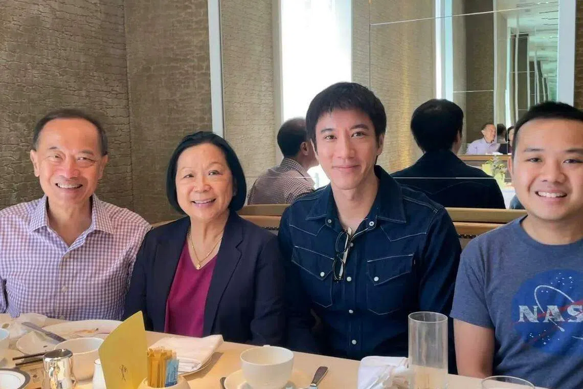杨荣文（左一）与家人和王力宏（左三）聚餐合影。（杨荣文IG）