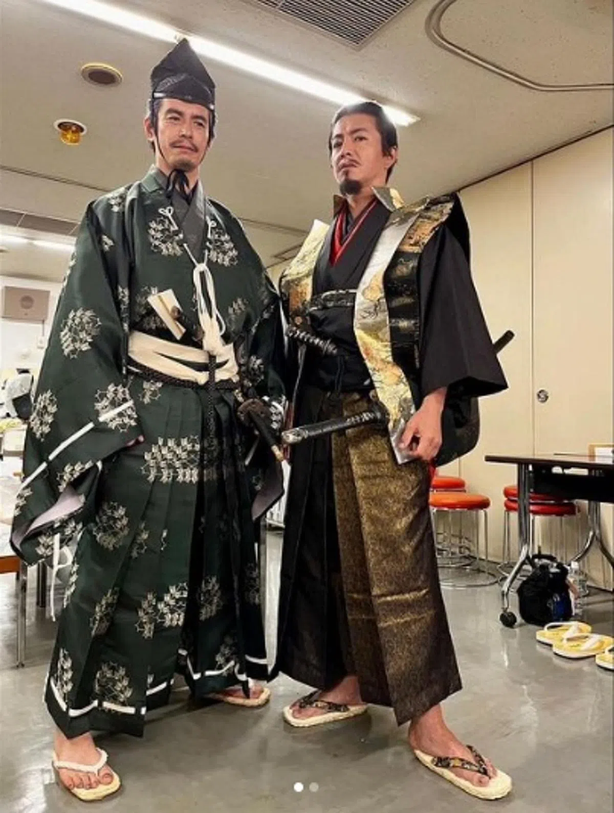 木村拓哉（右）与伊藤英明以不收酬劳方式参加游行。（互联网）