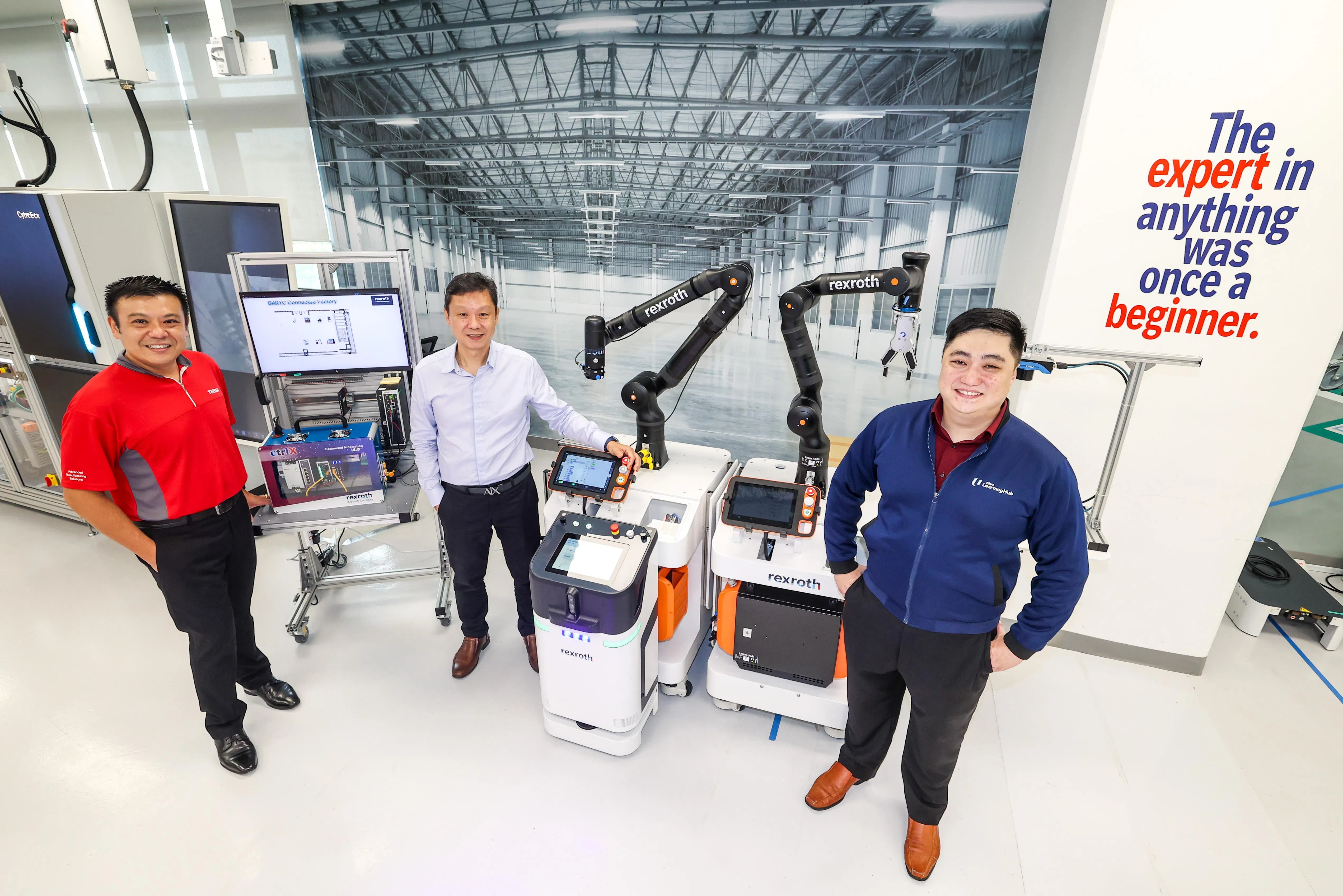 参与德国海外商会I4.0行业专家课程的学员，会到博世力士乐区域培训中心上课。 图为精密制造企业Tritan董事经理陈禄进（左起）、博世力士乐区域培训中心总监白彼得及职总恒习永续发展业务主任刘俊财，与协作机器人合影。（陈斌勤摄）