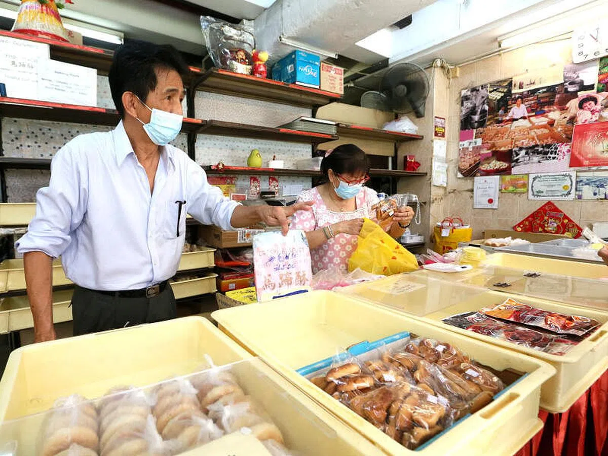 第三代老板陈文才（左）因生意变差与不想承担翻新费用等原因，忍痛宣布11月底结业，右为老板娘杨亚细。