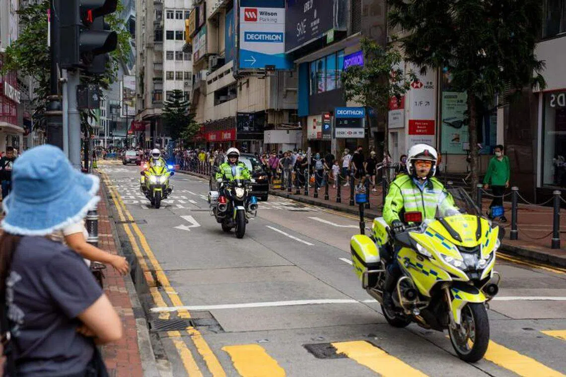 警员乘着摩多车在维多利亚公园附近的街道巡逻。（彭博社）