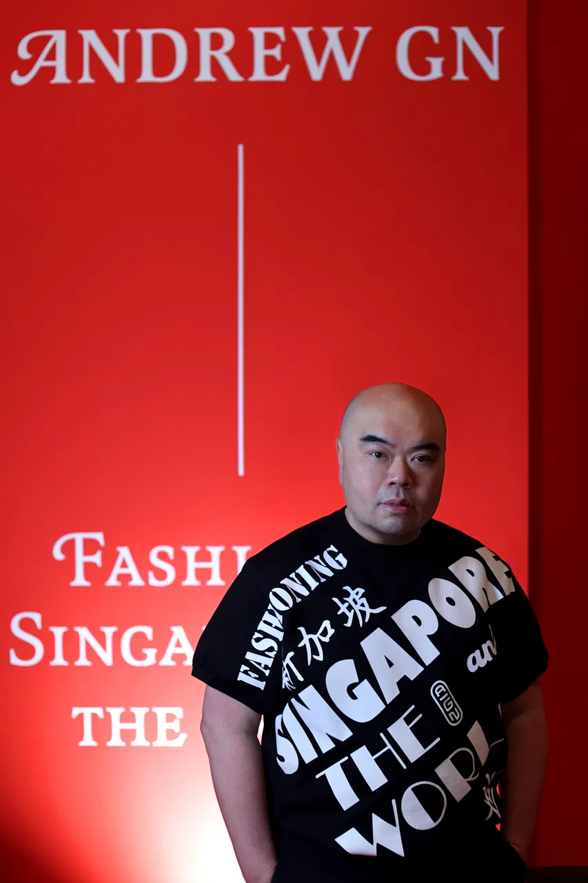 鄞昌涛的创作道路受到《红楼梦》的启发。《红楼梦》里对女性服饰、饮食及心情等细致的描写，对他的服装设计有深远影响。（龙国雄摄）