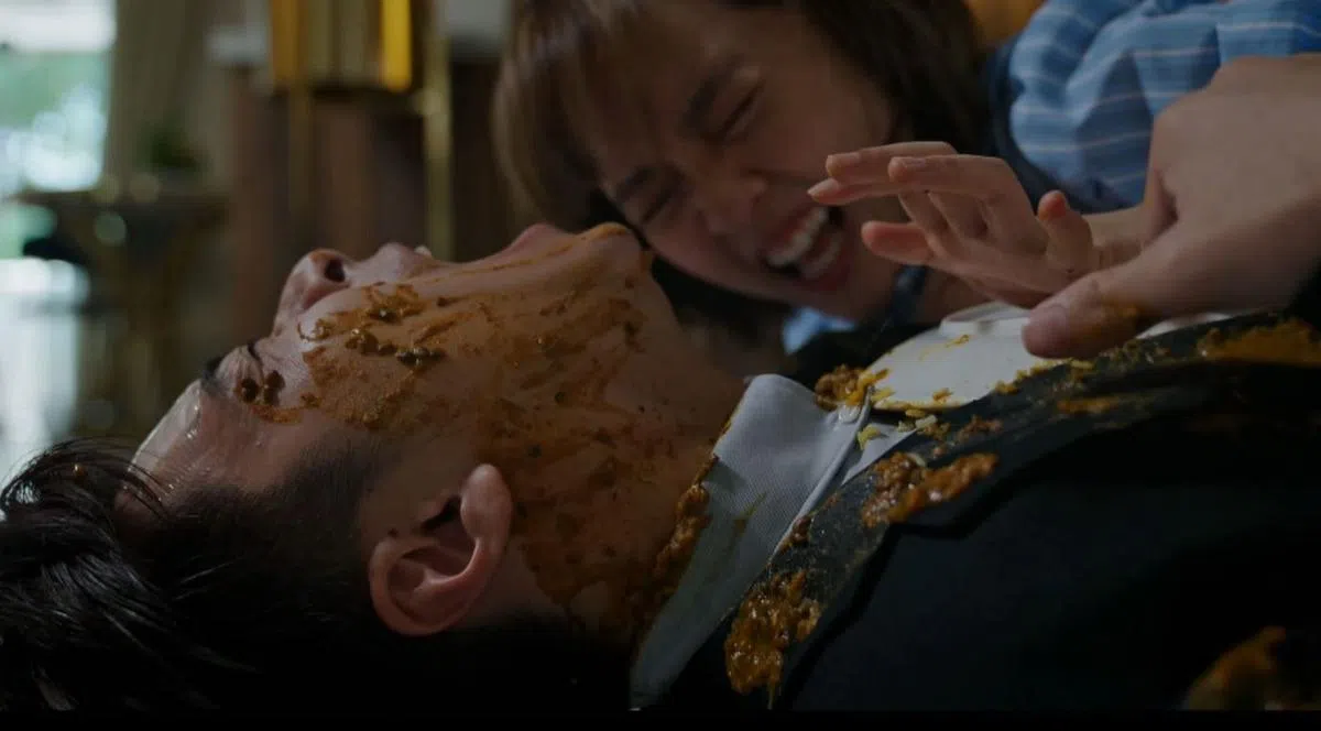 徐彬和黄暄婷在戏里一见面就发生倒霉事。（截自视频）