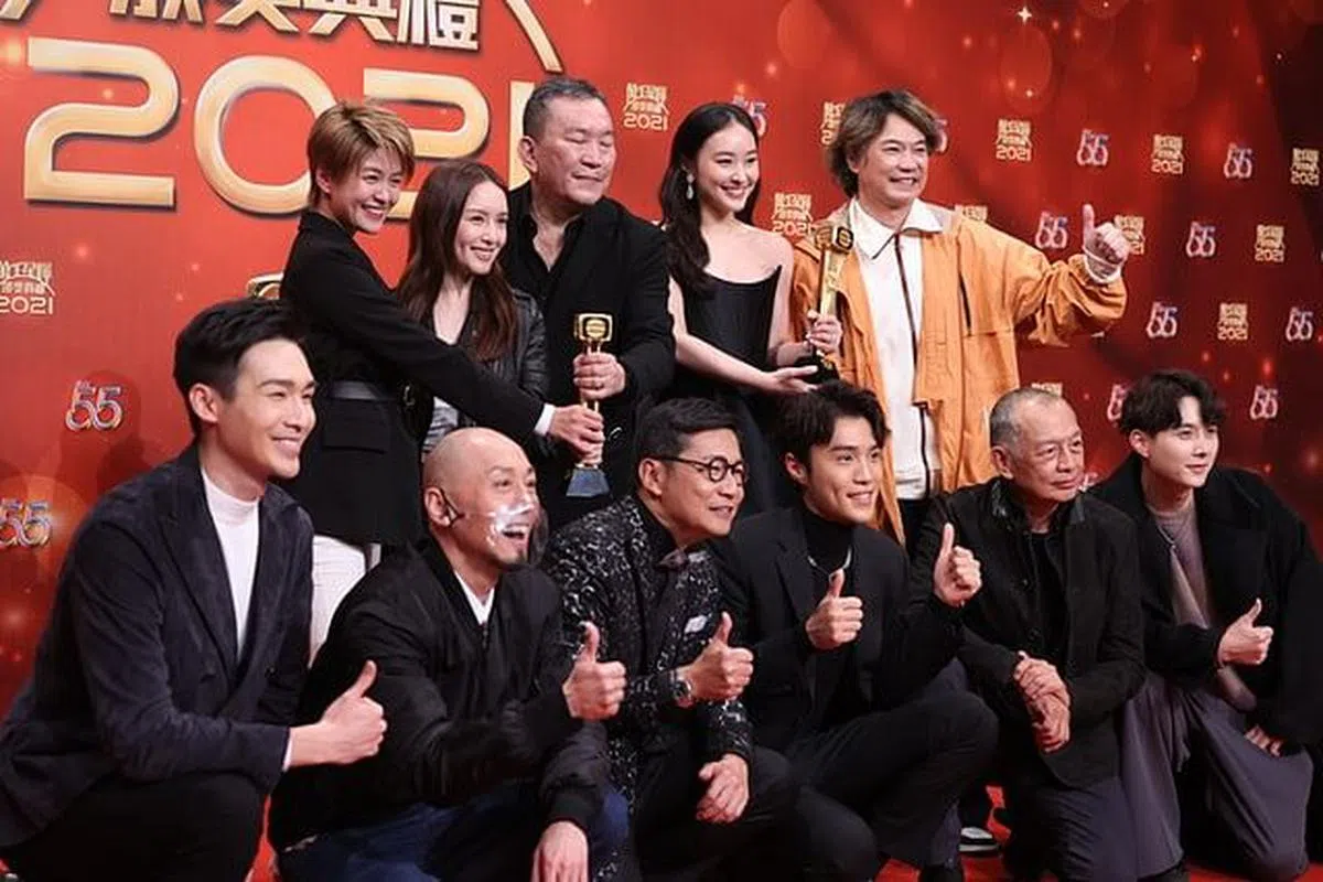 陈维冠（后排右一）监制的《七公主》是万千星辉颁奖典礼当晚的大赢家。（互联网）