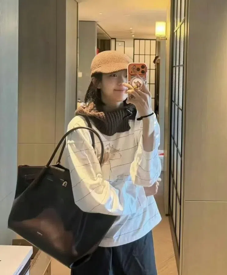 网民发现，井柏然送给孙千的条纹长袖衣来自女友刘雯所代言的品牌。（互联网）