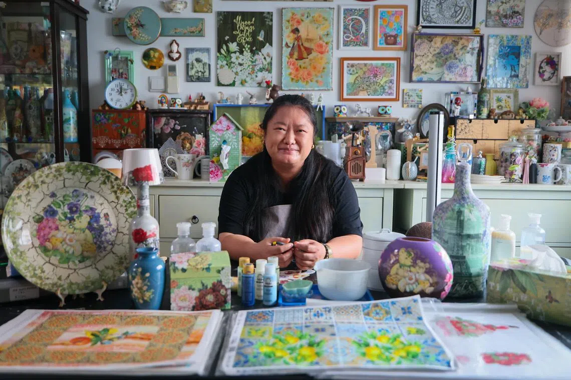 叶馨丹家中摆满了她亲手制作的艺术作品，这里既是她的作品展示厅，也是她开班授课的地方。（龙国雄摄）