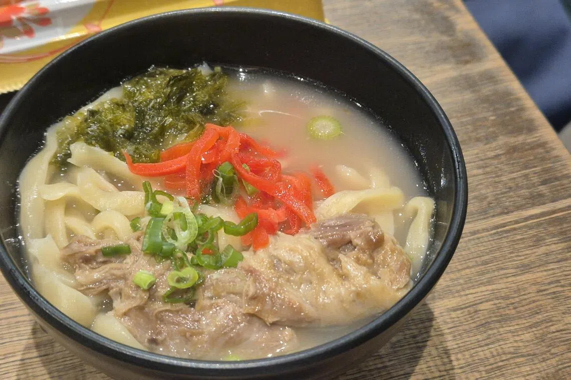 冲绳人以猪骨和柴鱼片熬成高汤，汤面配搭猪肉、紫菜和腌姜等。（陈爱薇摄）