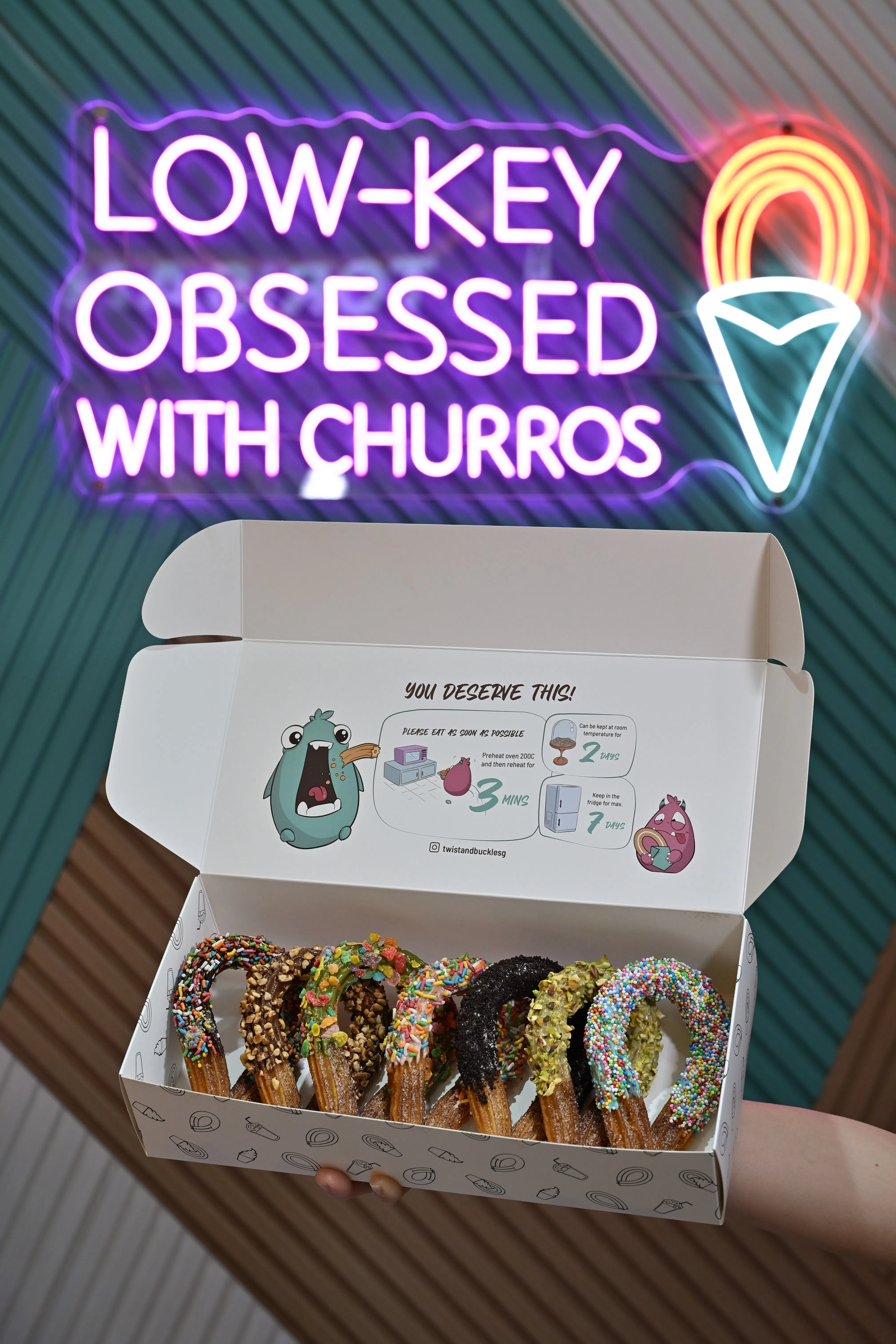 一盒七个的裹酱迷你油条派对盒$27.90。（品牌提供）