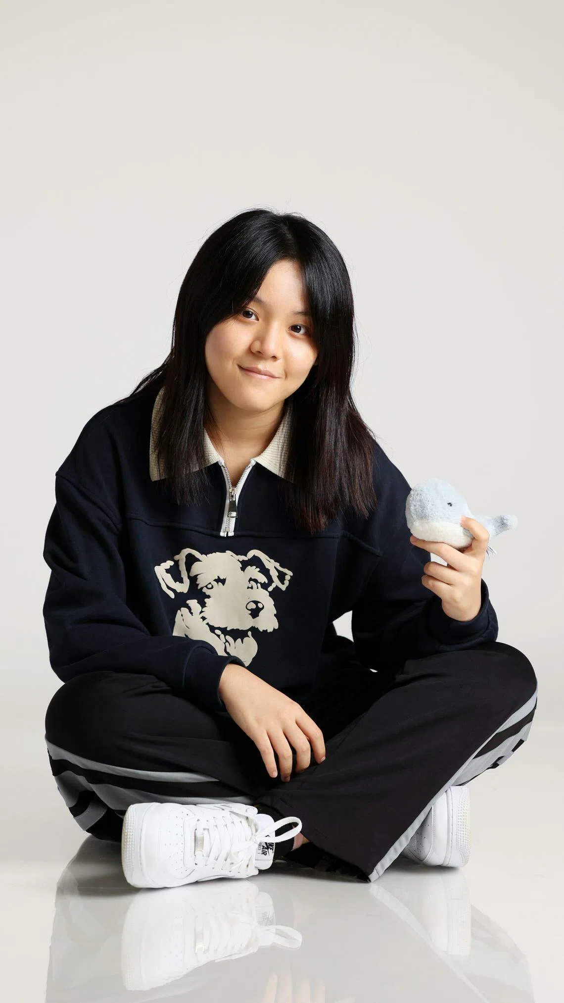这只小鲸鱼陪过李画扬去看海。李画扬的家乡福州靠海，如今生活在岛国新加坡，与海的缘分不断。（龙国雄摄）