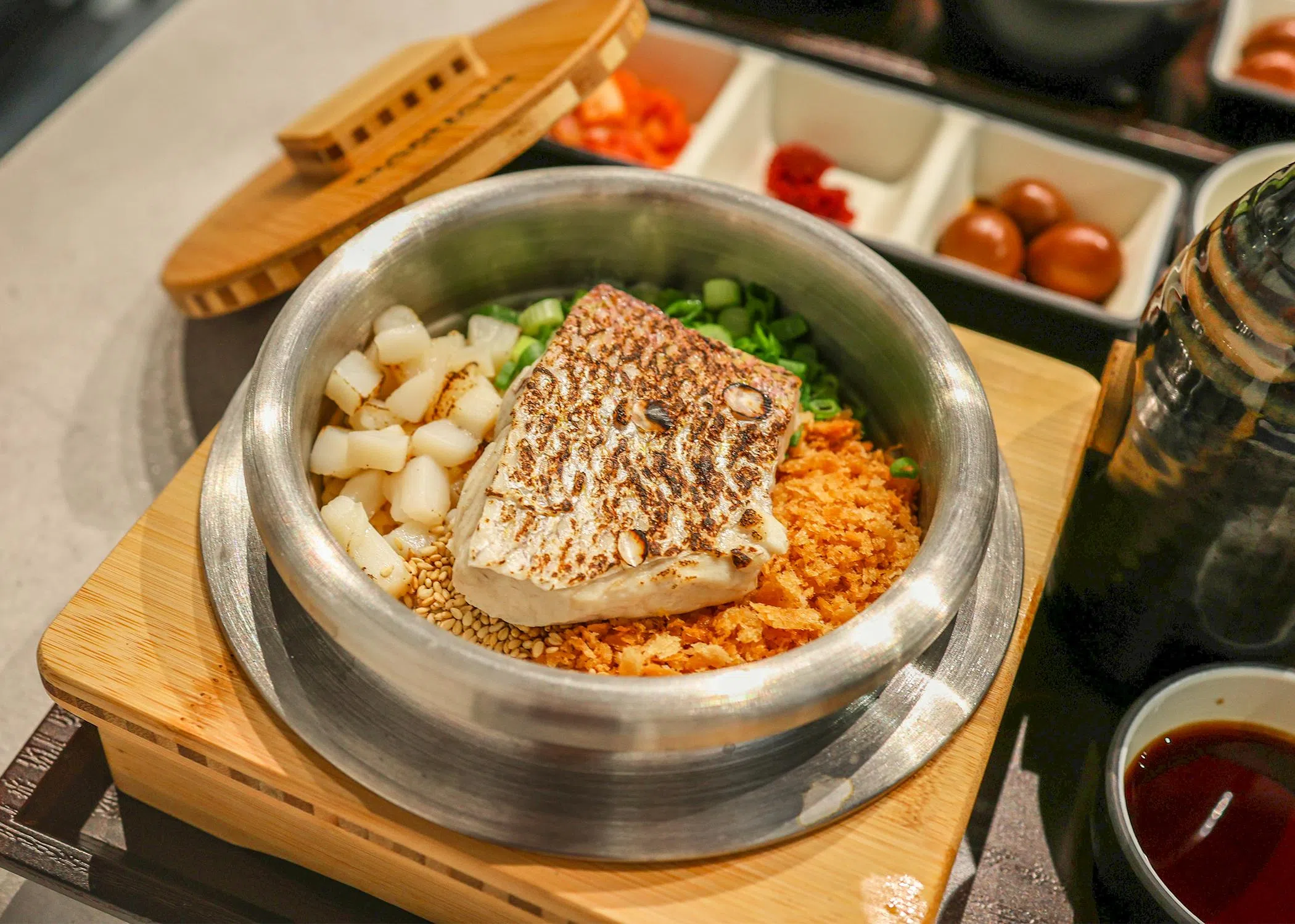 鲷鱼锅饭从第一碗香软米饭到最后一口香脆锅巴，都透着简单却不单调的温润美味。（餐馆提供）