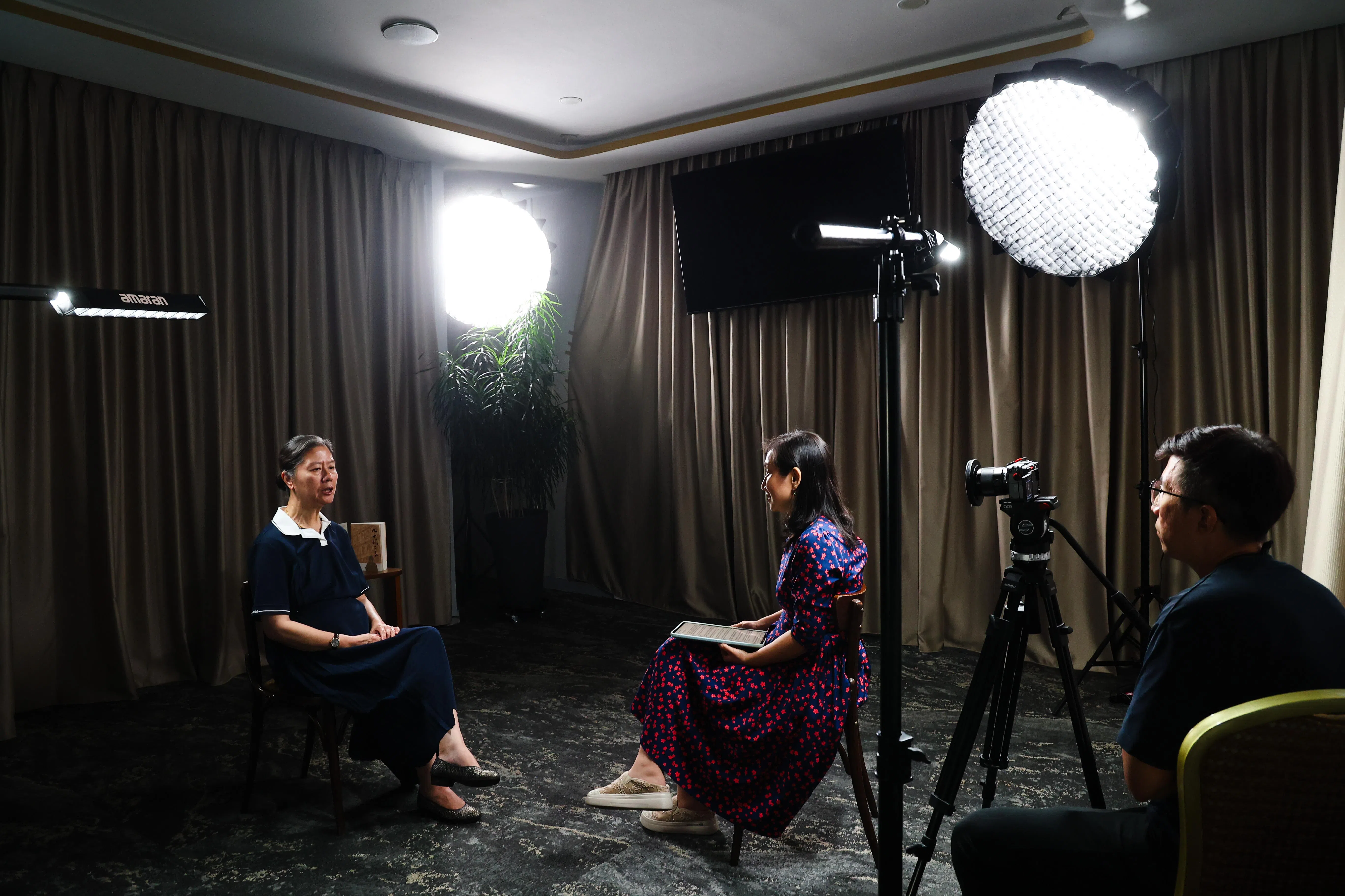 王安忆在怡和轩俱乐部接受《有客到》专访。（蔡家增摄）