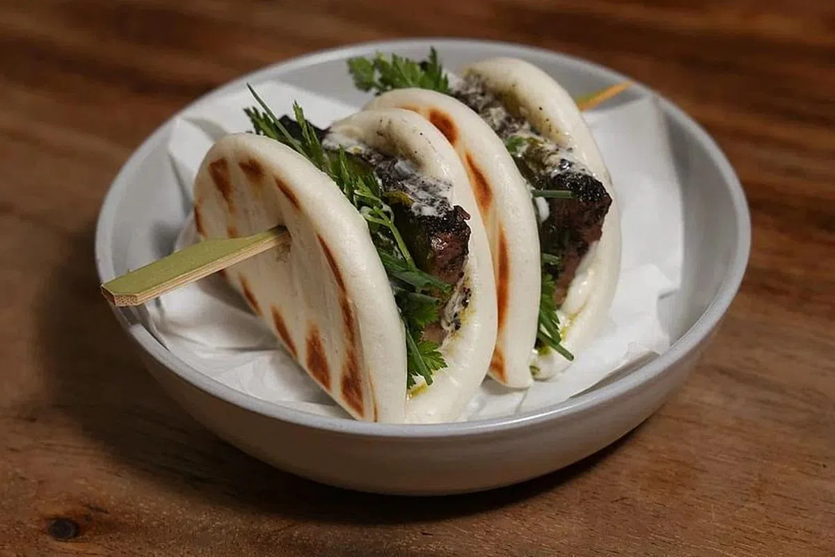 李文胜版本的扣肉包用了经过烟熏和焖煮等多道程序的牛肉。（李冠卫摄）