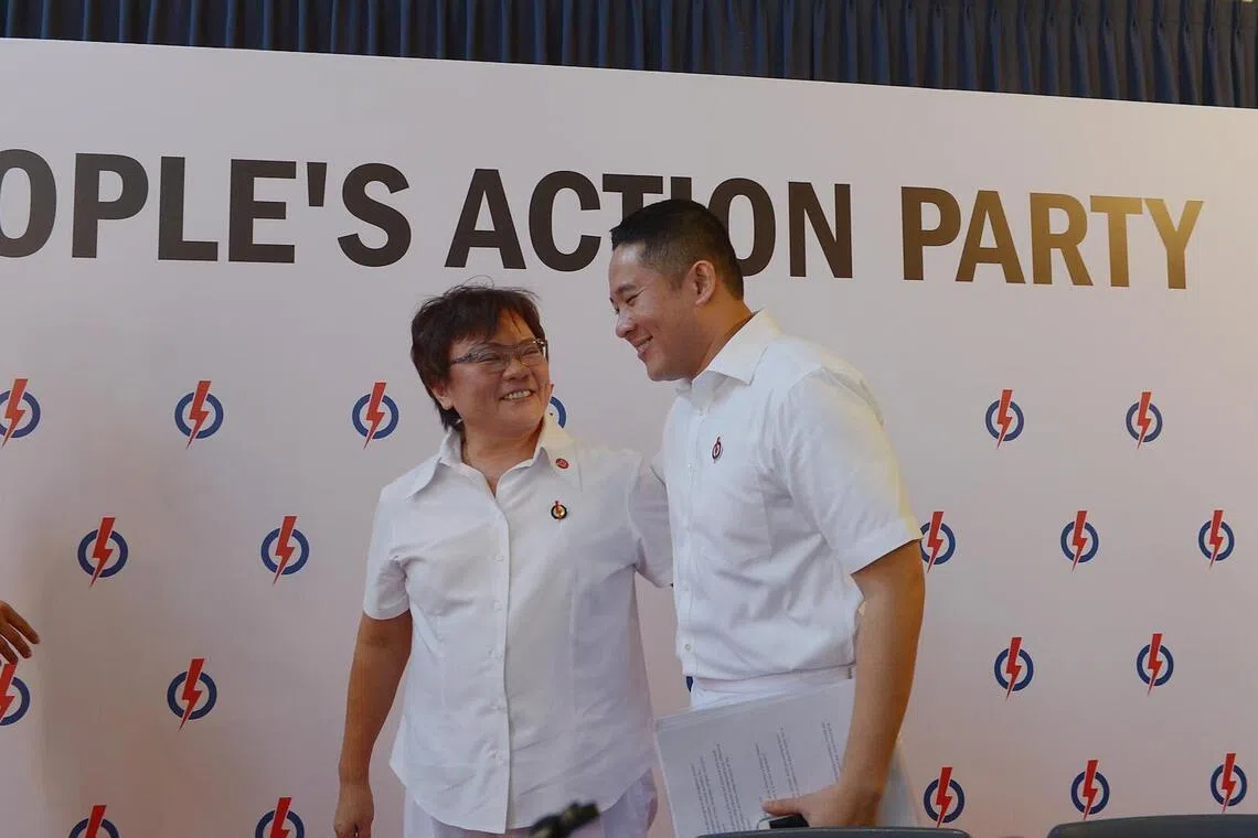 李玉云（左）于2015年引退，卸下国会议员职务，交棒给安宁阿敏（Amrin Amin）。（档案照片）