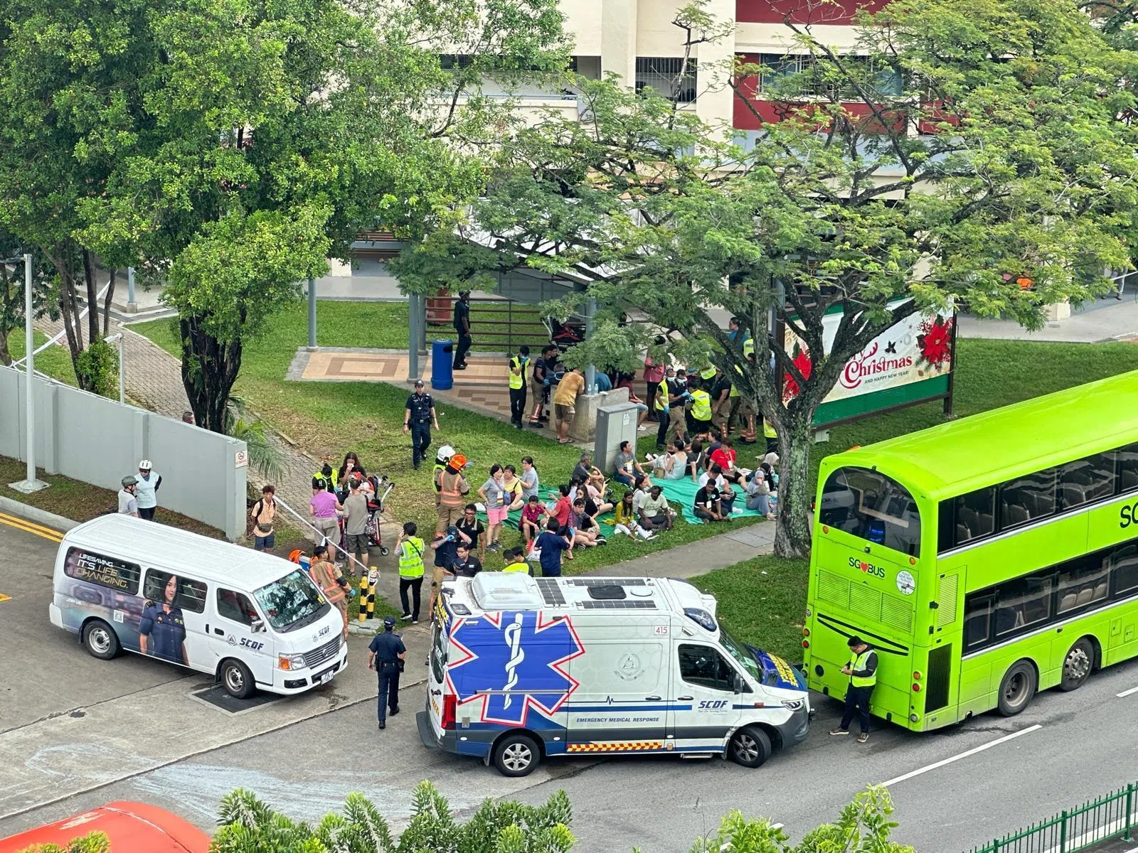 车祸发生后，至少四辆救护车、四辆警车和一辆消防车到场支援。（受访者提供）