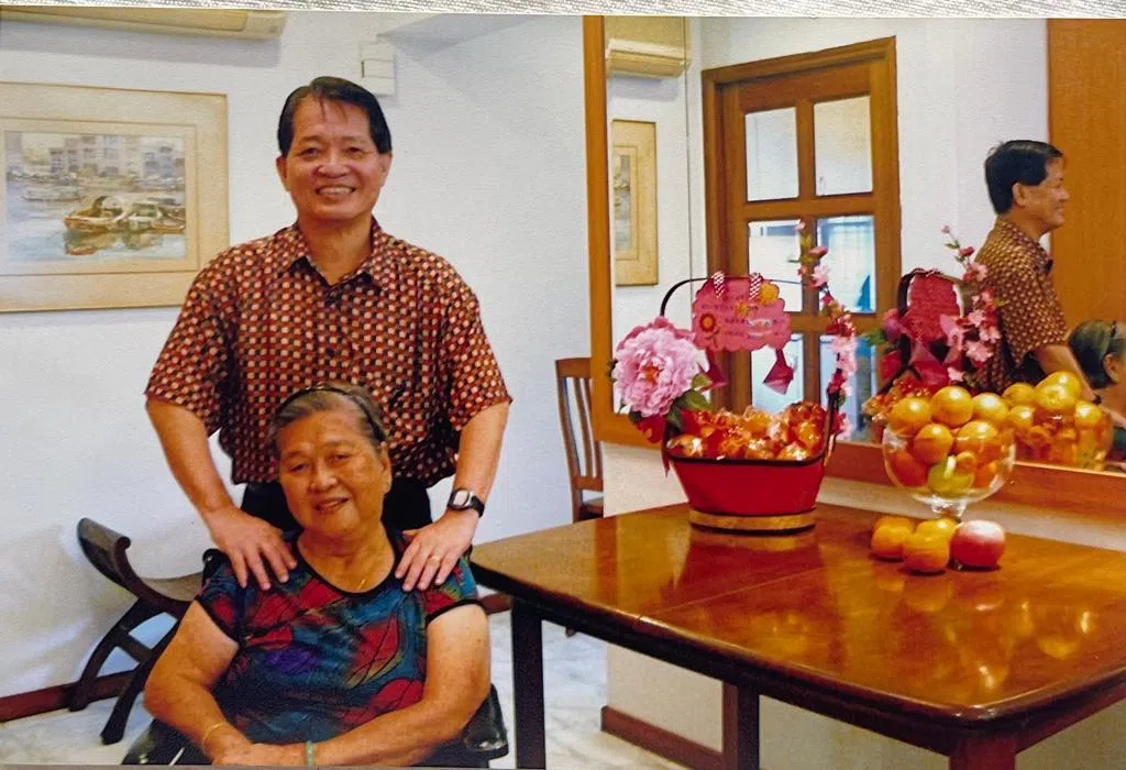 戴文雪（后排）透露，过去在新年期间探访母亲（前排）是他与家人过年的意义所在。现在他们仍将新年视为家人团圆欢庆的日子。（受访者提供）