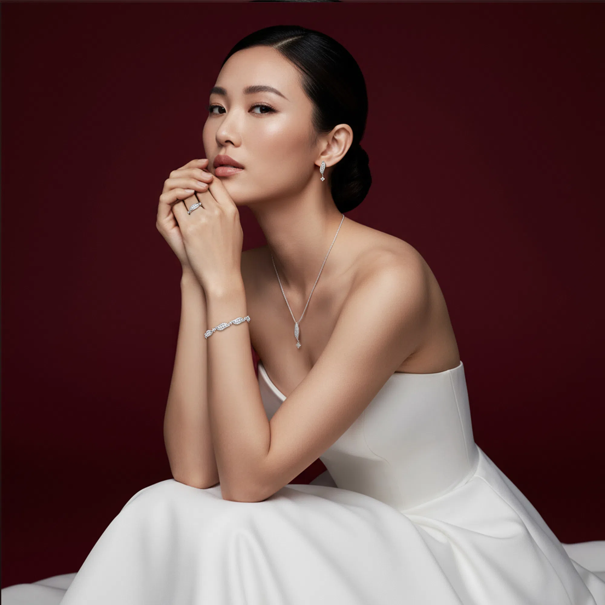 Shimmering Cascade with Diamonds 18K白金四点钻套装，以现代设计语言诠释传统嫁妆首饰。（宝兴珠宝提供）