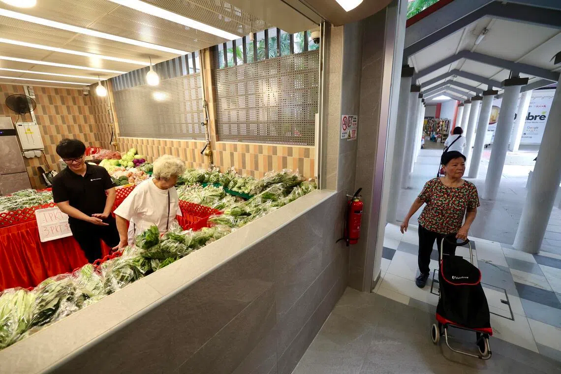 摊位布局宽敞，蔬菜摊位旁设有行人走道，自然采光充足，整体通风良好。（陈斌勤摄）