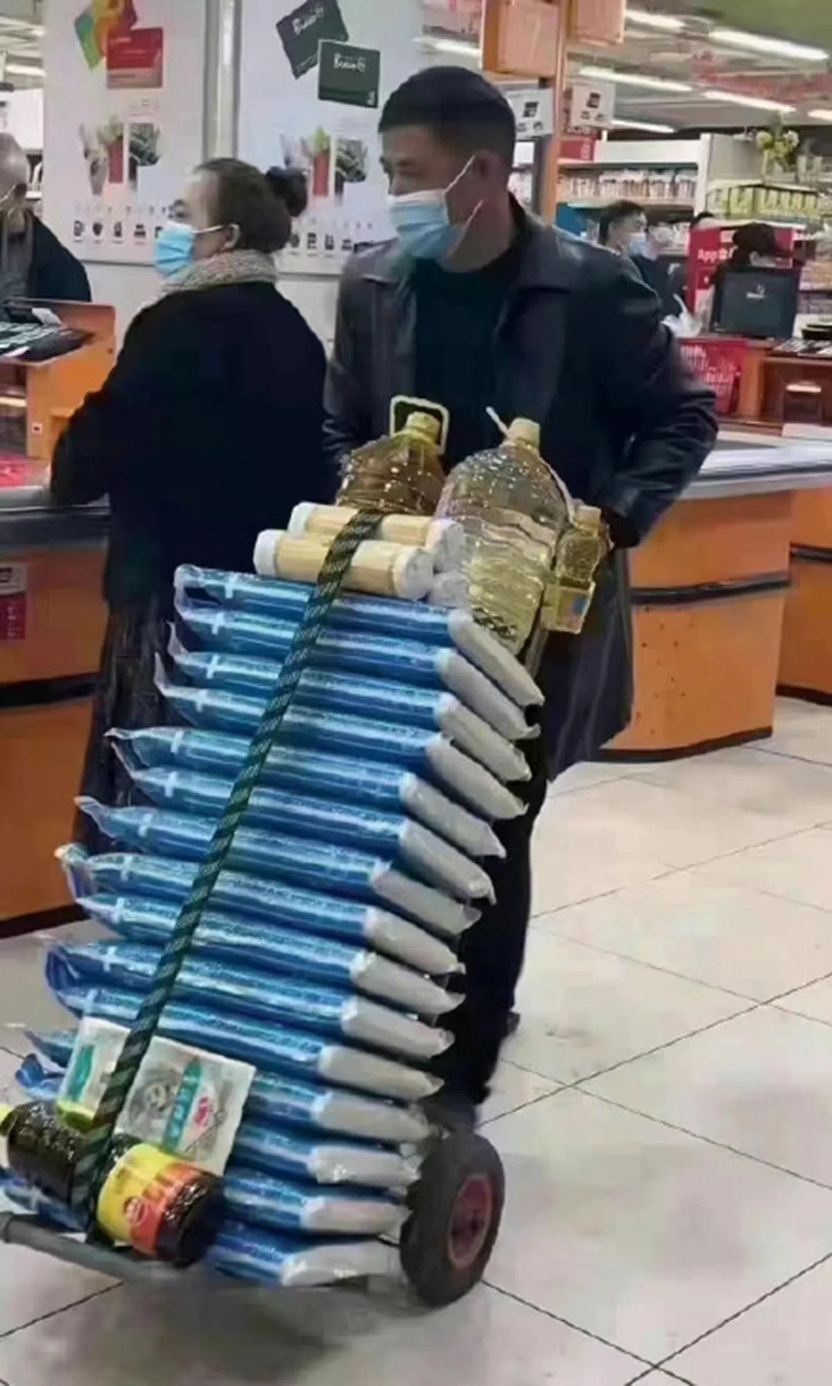 中国有一些民众在过去一周抢购大量大米。（互联网）