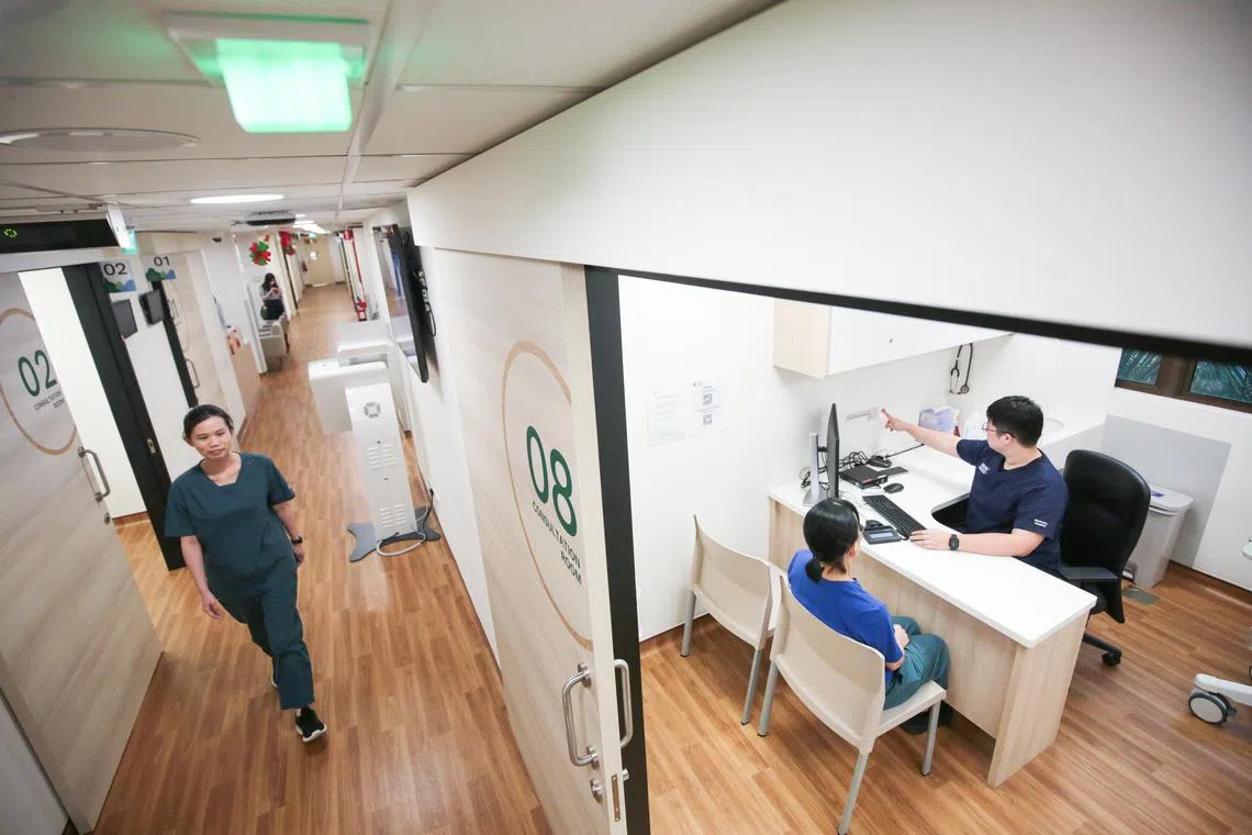 若有协作护理需求，在诊室中问诊的医生只须按下按钮，数码呼叫铃系统就能通过提示音通知值班的护士和协助医护人员，提高了护理人员的调配和工作效率。（刘志诚摄）