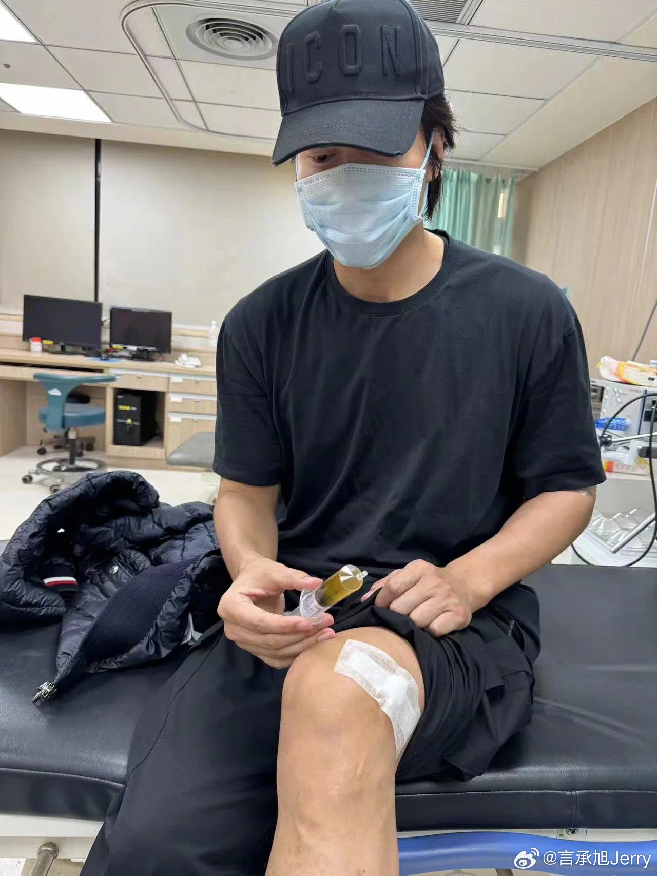 言承旭在今年6月底时分享膝盖抽出积水的照片，让粉丝们看得格外心疼。（取自言承旭微博）