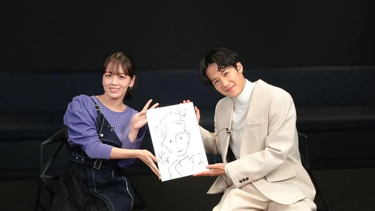 伊原六花（左）在一分钟内画出“帅气”的叶山奖之。（Disney+提供）