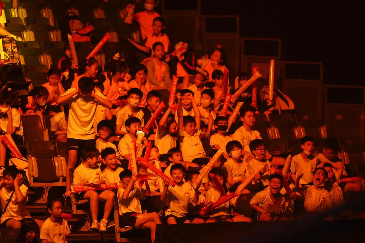 郭勇打进16强后，与世界第三的中国球员王楚钦争夺复赛资格，许多小朋友到现场支持郭勇。（李健玮摄）