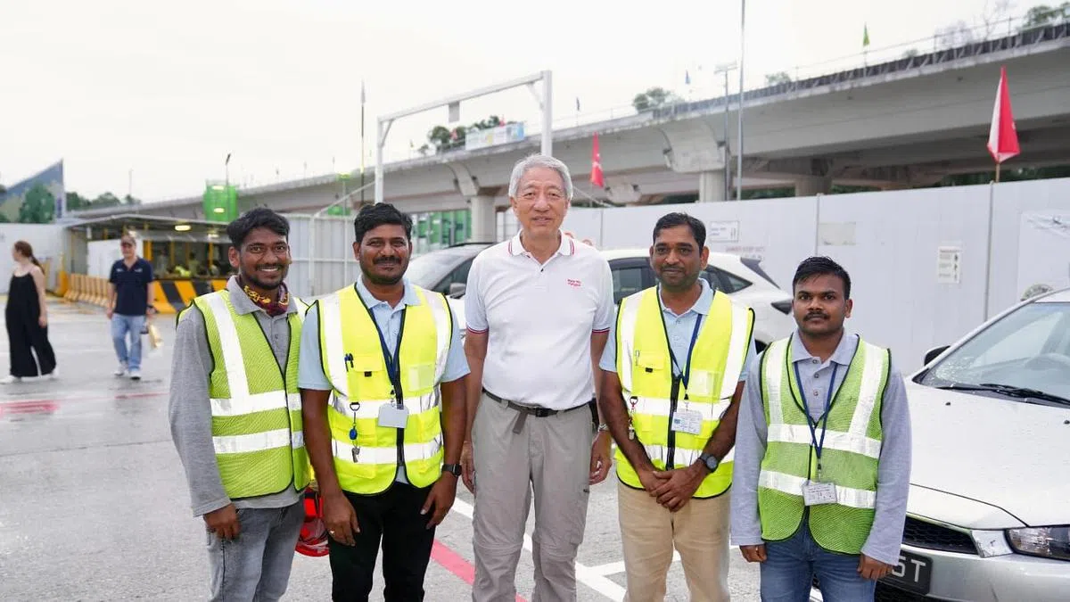 国务资政兼国家安全统筹部长张志贤（中）星期四到现场视察工程进度时与客工合照。（取自张志贤脸书）