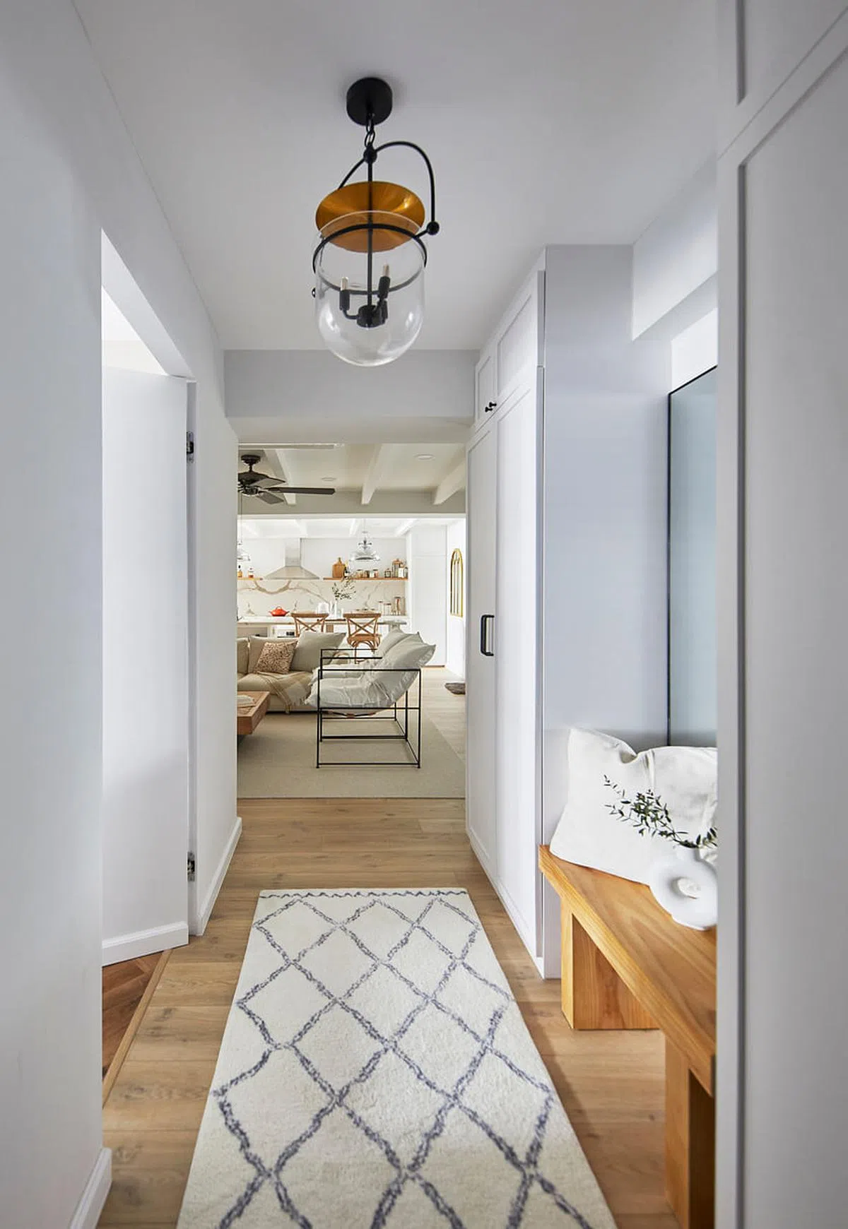 玄关因灯饰装点，视线被拉高。