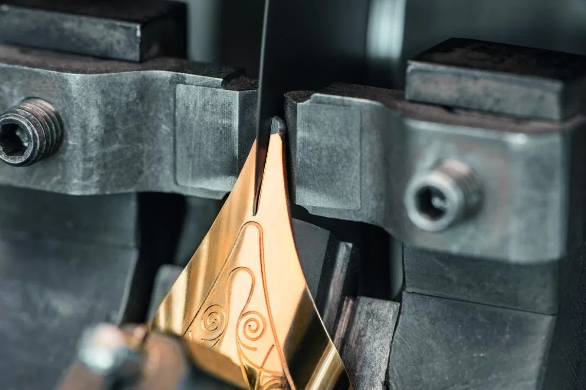 万宝龙钢笔笔尖有独特图纹，让墨水顺畅流过。（万宝龙提供）