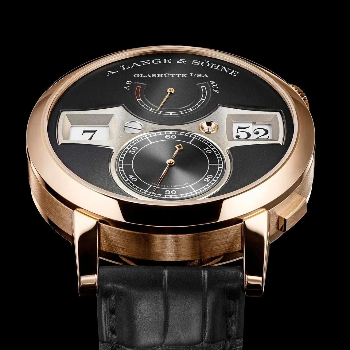 ZEITWERK机械腕表的专利装置配备三个跳字显示，从左至右以偌大数字显示小时与分钟。此装置在几分之一秒内推动这三个数字盘向前移动。（朗格提供）