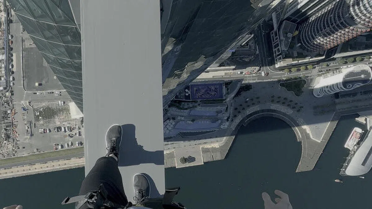 挑战275米高的高空任务。（图片由Disney+提供）