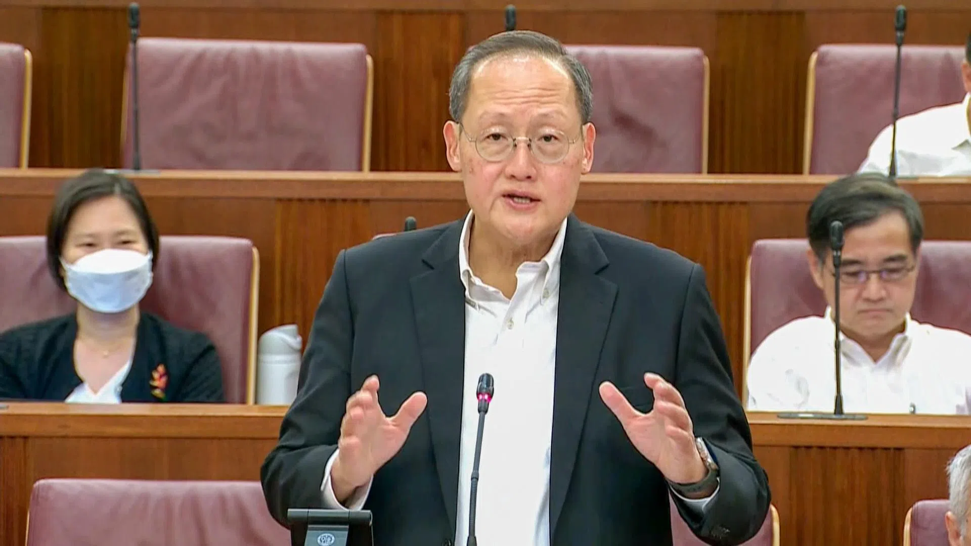 人力部长兼贸工部第二部长陈诗龙医生星期二在国会上提呈《职场公平法案》二读。（Gov.sg视频截图）