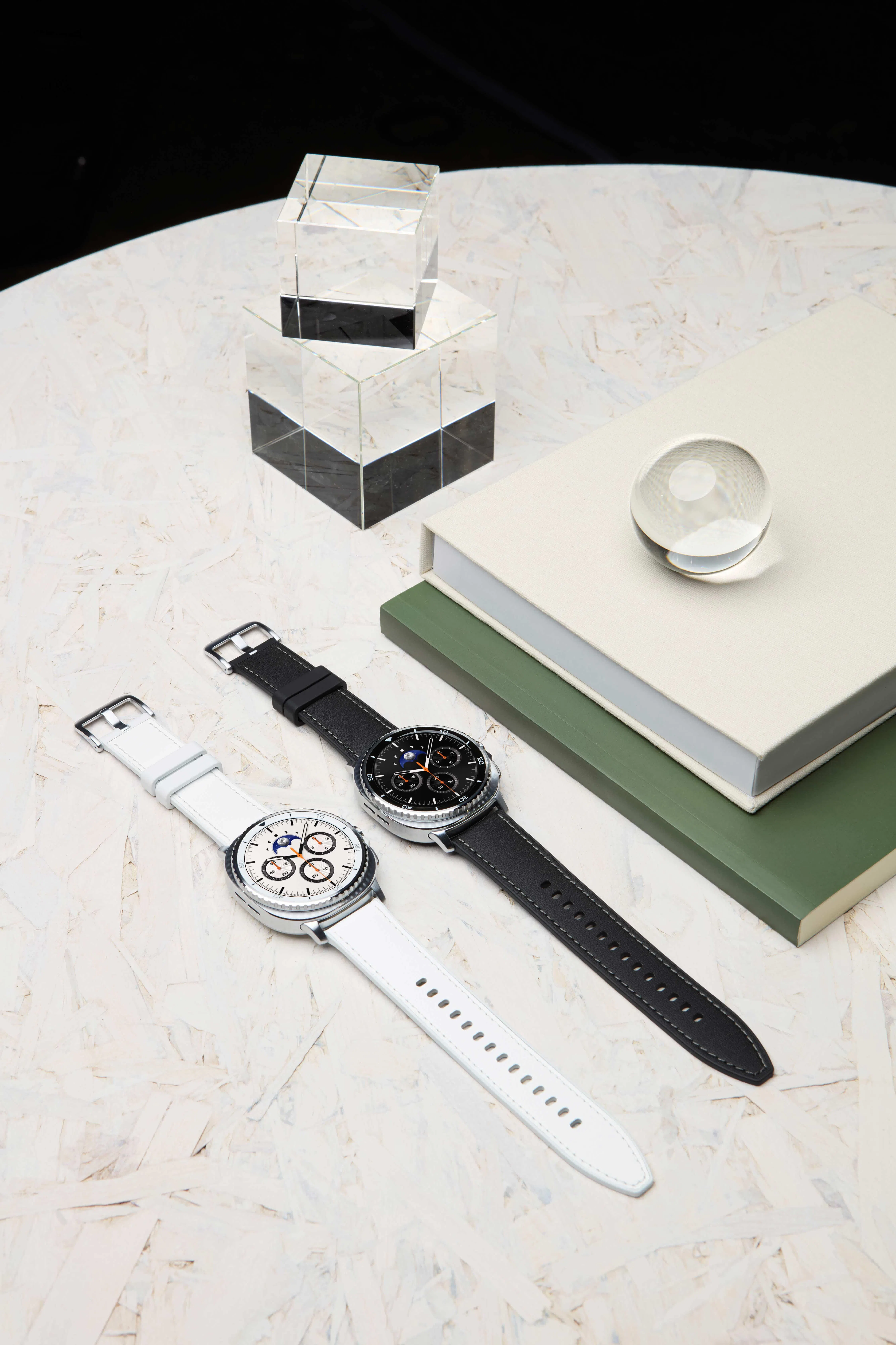 Watch8 Classic有黑、白两款配色，重约64克。（厂商提供）